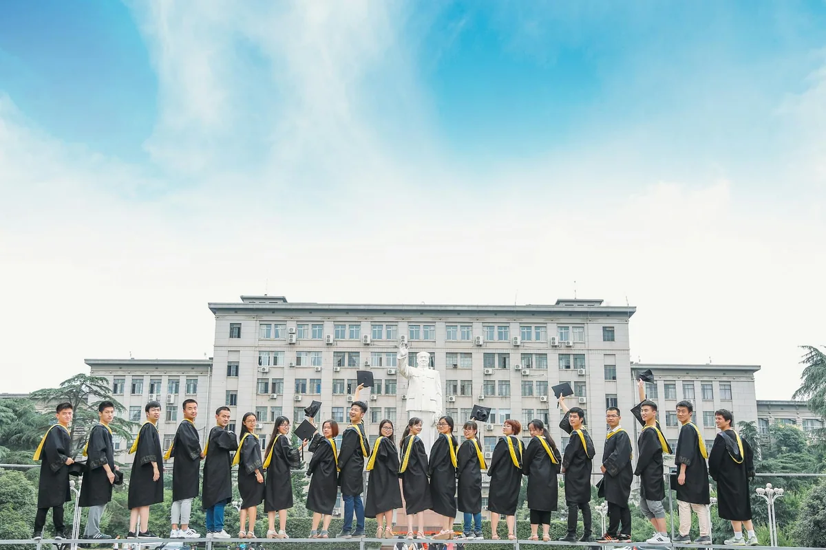 观看前自查的核对顺序示意图，从设备条件到来源核对再到个人信息